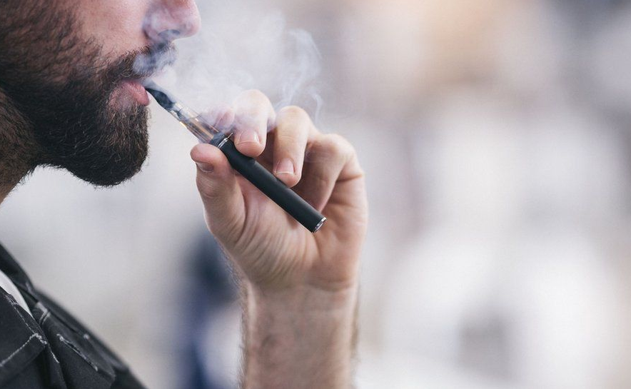Switch to vaping 'helps smokers' hearts'