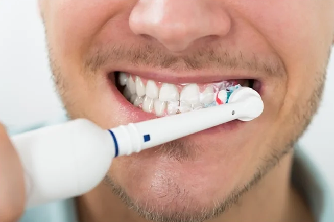 Should you brush teeth after vaping